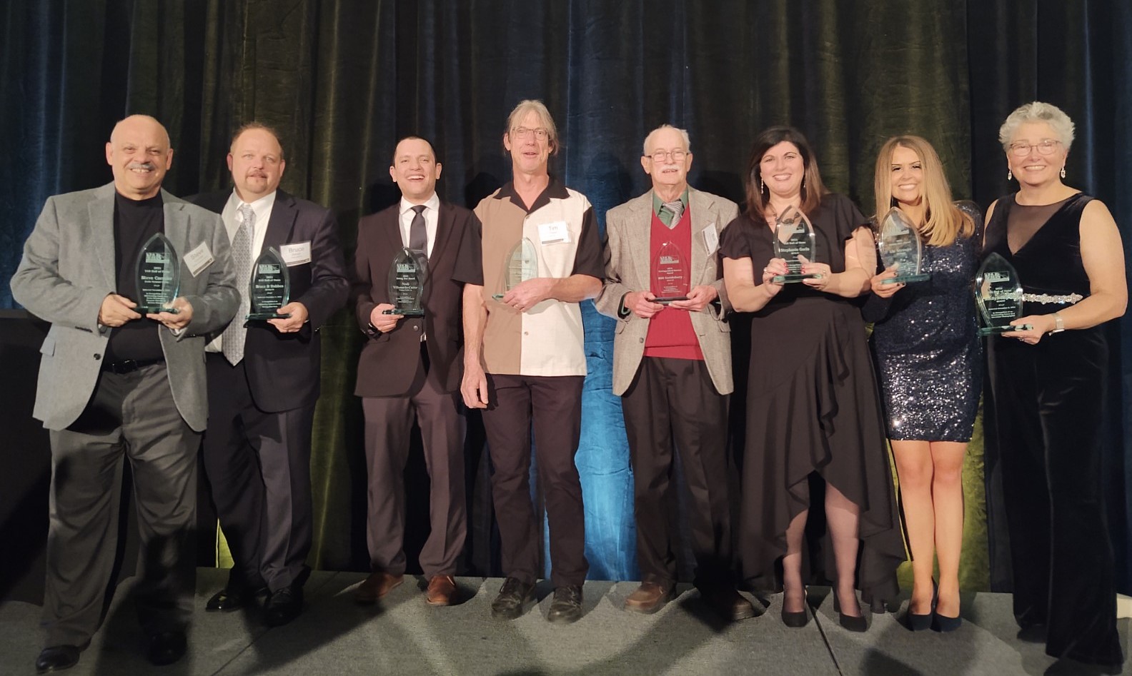 2021 HOF inductees &amp; award winners all standing